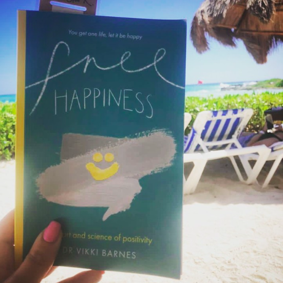 Free Happiness has made it to Mexico! 🇲🇽 📒 Thanks to Anna O'Sullivan for supporting the book's travels and the fab photo! 🤩 #happiness #book #travel #positivity #mindset 📒 👉🏼 drvikkibarnes.com/free-happiness