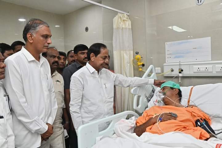 Balakri8088's tweet photo. మెదక్ ఎంపీ కొత్త ప్రభాకర్ రె��్డిని పరామర్శించి కుటుంబ సభ్యులకు ధైర్యం చెప్తున్న సీఎం కేసీఆర్ గారు,మంత్రి హరీష్ రావు గారు…..
#westandwithKPR 
@KPRTRS https://t.co/oJtC6CdAoB