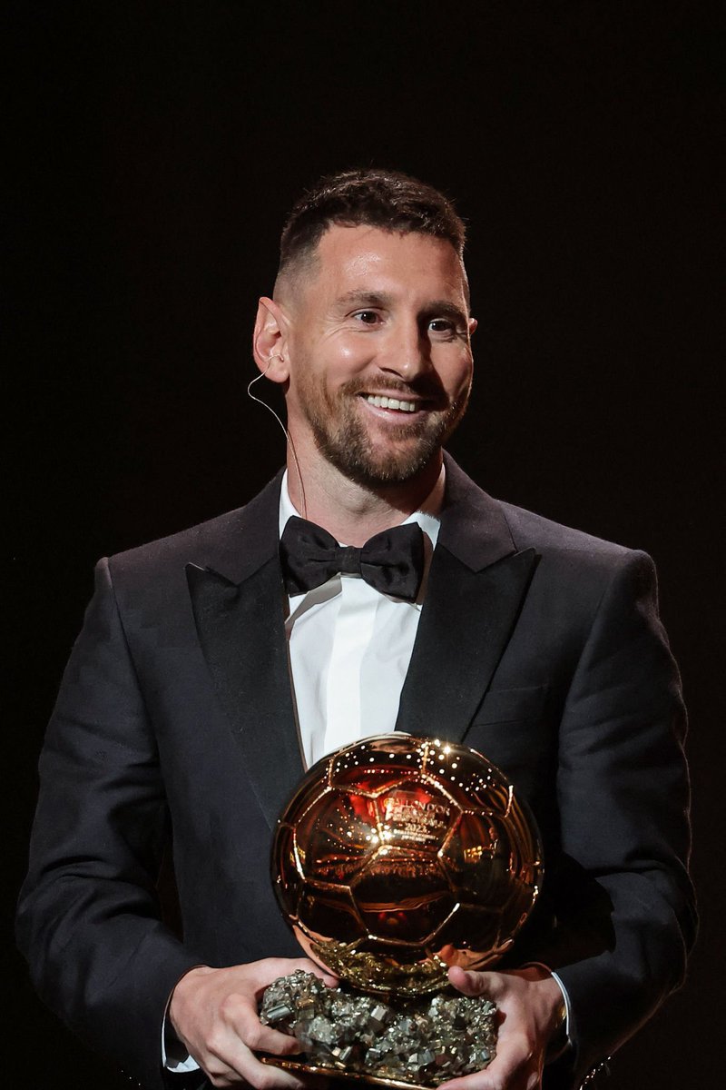 futtmais's tweet photo. O prêmio é para o melhor jogador de futebol do mundo. Enquanto esse cara estiver bem, ele sempre vai ser o melhor jogador desse esporte. Messi nasceu pra isso. 

São 8 Bolas de Ouro. A carreira que foi zerada nesse esporte. Venceu tudo que um atleta podia vencer, seja no individual, quanto a nível de clubes.

Foi um discurso de despedida do Messi no palco e pra esse povo. E ele só enfatizava a gratidão por tudo que viveu nesses anos. 

Bate até uma tristeza. Que privilégio o nosso, meus amigos.

Lionel Messi, o maior e melhor que vi jogar.