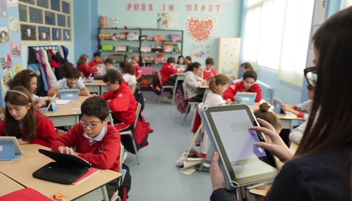 Integrar la IA y las nuevas tecnologías en el aula no es solo seguir una tendencia, es preparar a nuestros estudiantes para un futuro dominado por la tecnología. Les brinda habilidades esenciales, fomenta el pensamiento crítico y abre puertas a oportunidades inimaginables.