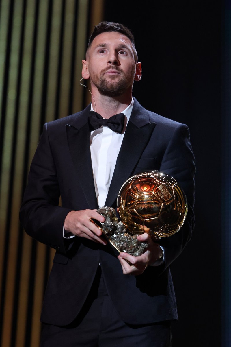 👑 Es el Rey del fútbol y por siempre lo será. 🥇 Nadie lo había conseguido: octavo #BallonDor para Lionel Messi. 🐐 Historia.