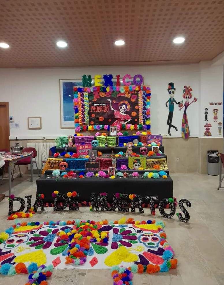 Nuestras alumnas en movilidad comparten en el extranjero las tradiciones mexicanas 🕯️ Nora Villegas, Mitzy Navarrete y Yuleni Federico, estudiantes de la @Enef_Sonora, instalaron un altar de muertos en España, donde realizan una estancia académica en la @uclm_es. #DíaDeMuertos