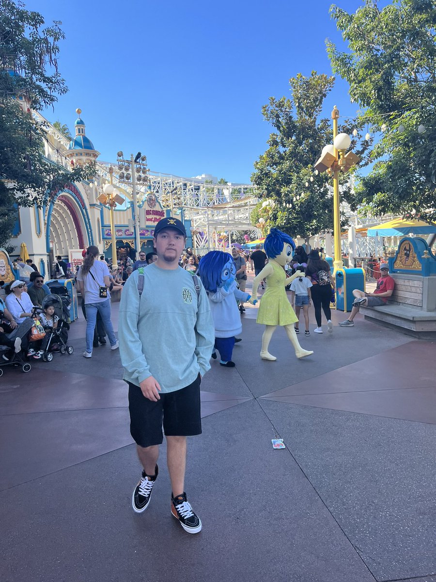 JoseBernalF6's tweet photo. Disneyland 💀🏰🎃 https://t.co/MHPyxZp2hi
