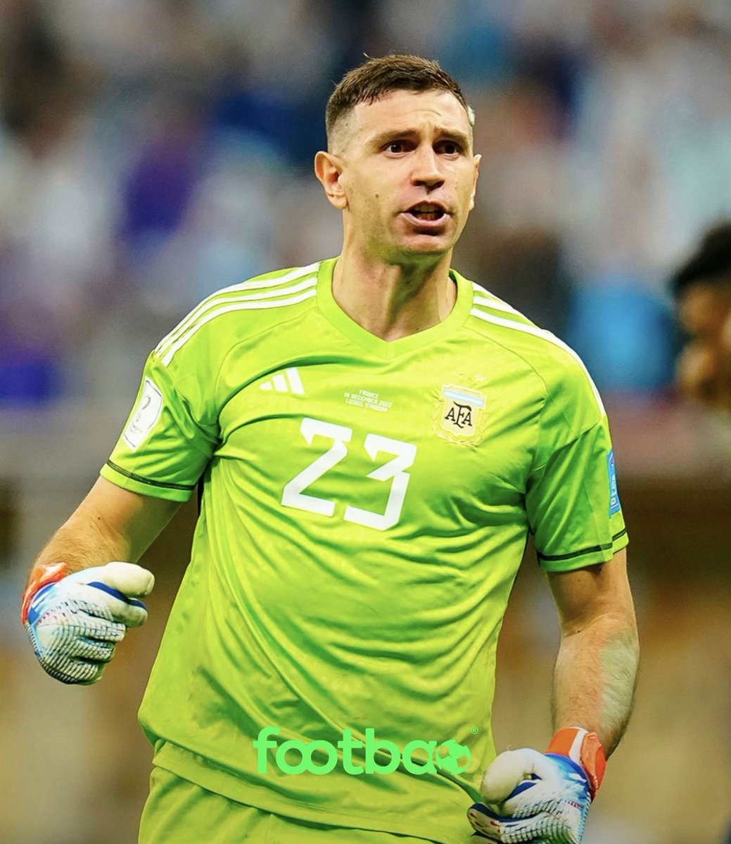 footbao_off's tweet image. 🇦🇷 Emiliano Martinez was booed by a part of the audience in the Chatelet Theatre 🇫🇷 while receiving his trophy…
What do you think?
1️⃣. Understandable 
2️⃣. Well deserved 
3️⃣. Ridiculous 
4️⃣. Disrespectful 
#BallonDor #emilianomartinez #booed #boo #hué #goalkeeper