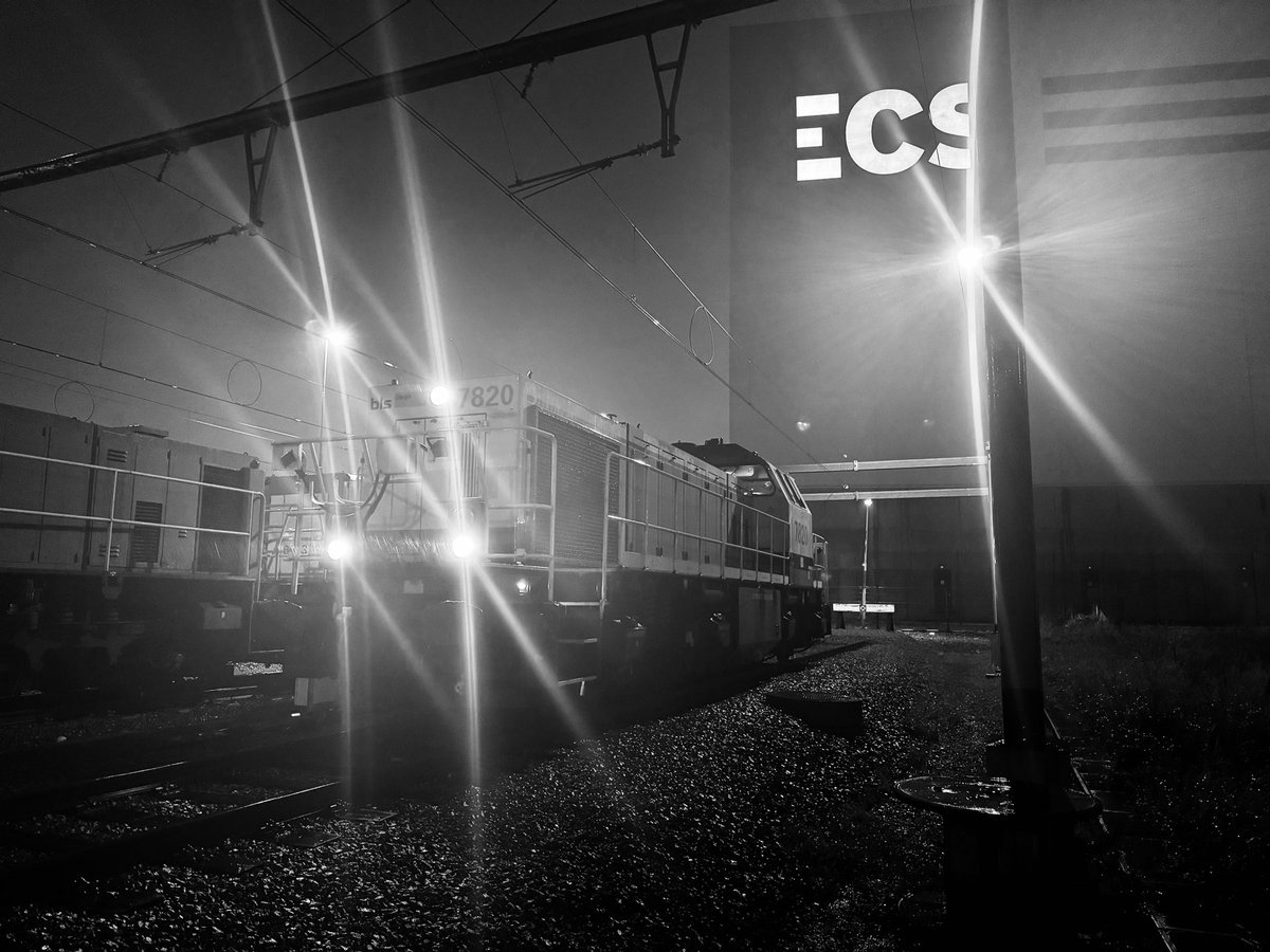 KevinDeruyck's tweet photo. Tijd om er na 2,5 weken terug in te vliegen! #Treinbestuurder #Rangeren #T77 https://t.co/aw6JS95Lrm
