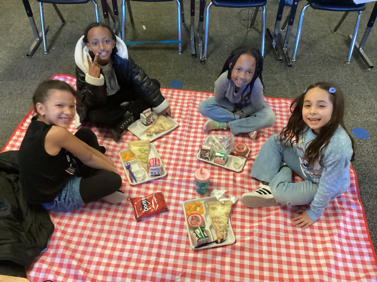 missdavidson512's tweet photo. Celebrating good choices with a picnic lunch in the classroom!  @Nieman512 https://t.co/2tlhesN087