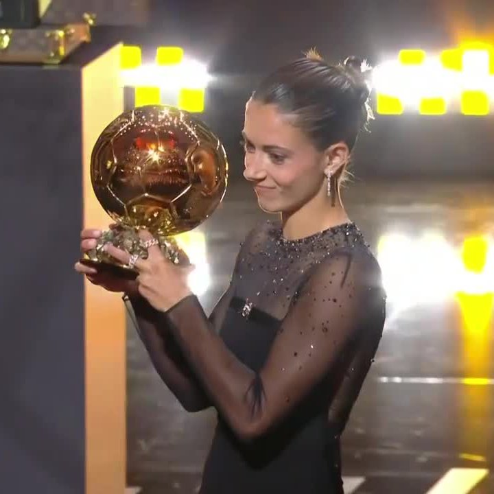 ⭐️⚽️ ¡La gala del #BallonDor, en <a href="/La_SER/">Cadena SER</a>!

🌟 ¡AITANA BONMATÍ GANA EL BALÓN DE ORO!

🆕 ¡La jugadora del <a href="/FCBfemeni/">FC Barcelona Femení</a> y la <a href="/SEFutbolFem/">Selección Española Femenina de Fútbol</a> toma el testigo de Alexia Putellas, otra de las nuestras!

👑 ¡<a href="/AitanaBonmati/">Aitana Bonmatí Conca</a> es la NUEVA REINA del fútbol mundial!

cadenaser.com/nacional/2023/…