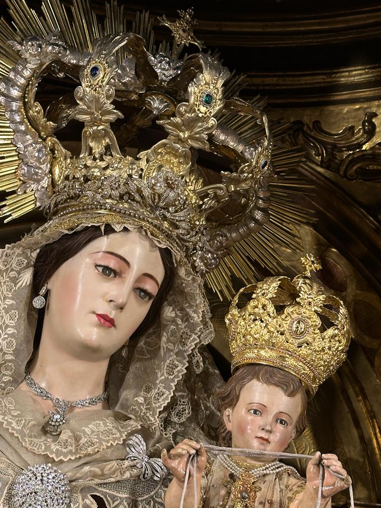 Sábado, día de la Virgen y en el que celebramos el último día del  #TriduodeAnimas.
La Función Solemne concluirá con la Procesión Eucarística por el interior de la iglesia
Estará acompañada musicalmente por la Ensemble Stella Maris.