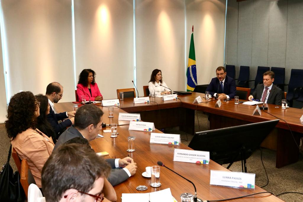 Ministério do Planejamento e Orçamento (@minplanejamento) on Twitter photo #AGENDA | O secretário de Monitoramento e Avaliação de Políticas Públicas, <a href="/sergiopfirpo/">Sergio Firpo</a> participou nesta tarde da assinatura do Protocolo de Intenções para uma gestão pública informada por evidências. O protocolo é uma parceria entre <a href="/gestaogovbr/">Ministério da Gestão e da Inovação</a>, <a href="/EnapGovBr/">Enap</a> e <a href="/ipeaonline/">Instituto de Pesquisa Econômica Aplicada</a>. #AGENDA | O secretário de Monitoramento e Avaliação de Políticas Públicas, <a href="/sergiopfirpo/">Sergio Firpo</a> participou nesta tarde da assinatura do Protocolo de Intenções para uma gestão pública informada por evidências. O protocolo é uma parceria entre <a href="/gestaogovbr/">Ministério da Gestão e da Inovação</a>, <a href="/EnapGovBr/">Enap</a> e <a href="/ipeaonline/">Instituto de Pesquisa Econômica Aplicada</a>.
