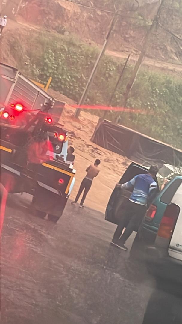 #Ahora| 5:00pm Vecinos de El Encantado solicitan apoyo de @elhatillo @eliassayegh @pcadmiranda. La entrada a la urbanización se encuentra totalmente inundada, dos camionetas se encuentran atrapadas en la laguna. #30oct

Vía @tefiarmasg1 
Foto cortesía.