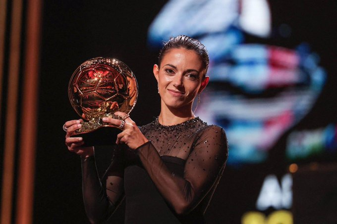 carrusel's tweet photo. 🌟 AITANA BONMATÍ, GANADORA DEL #BALLONDOR 

😍 ¡SIIIIIIIIIIII! POR TERCER AÑO CONSECUTIVO, UNA JUGADORA ESPAÑOLA ES LA MEJOR DEL UNIVERSO.

Ante ustedes, la nueva REINA del fútbol mundial 👑 https://t.co/jsE9sce1PK