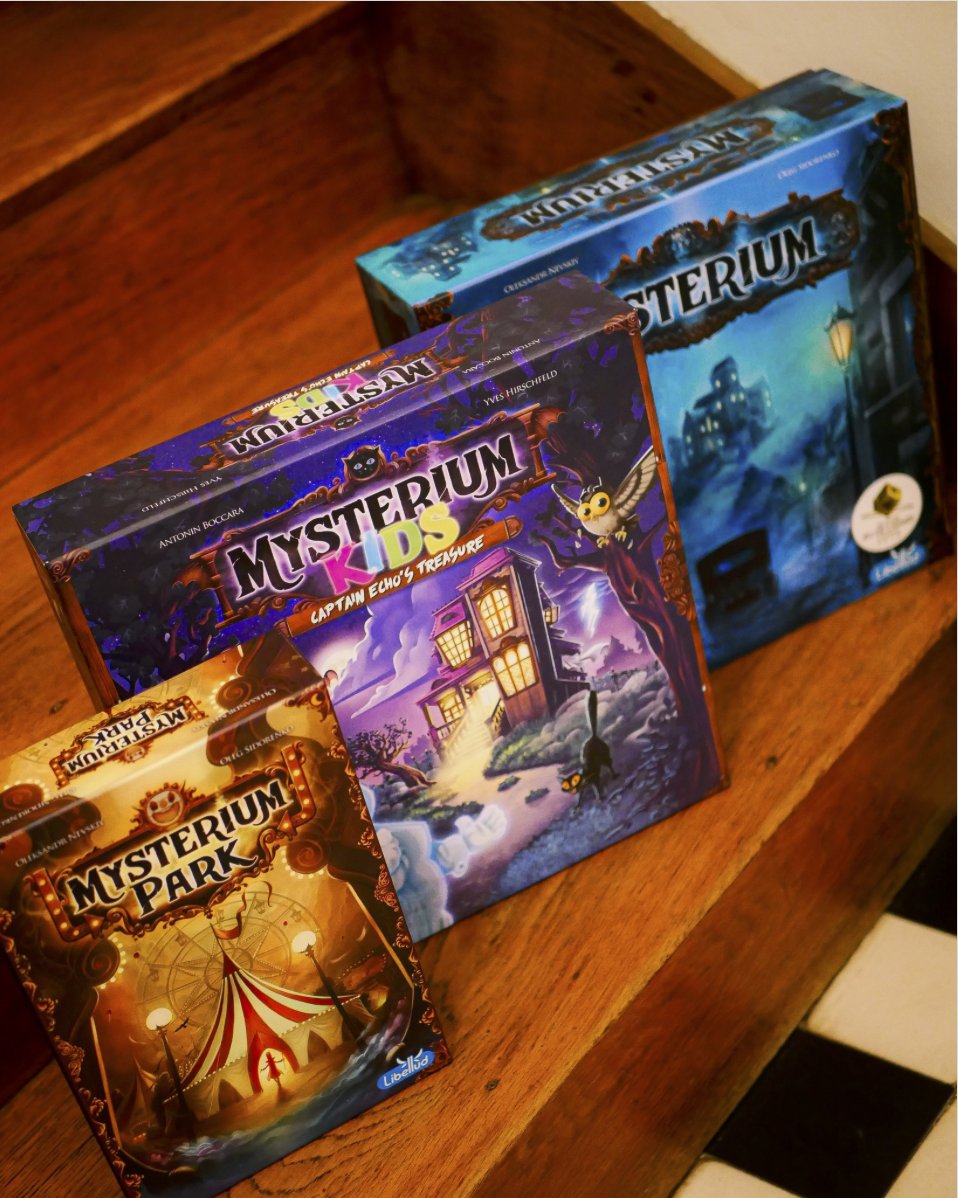 Asmodee_es's tweet image. 👻 La gama Mysterium ofrece 3 juegos en los que los participantes tendrán que cooperar jugando cada papel asimétrico. Resuelve las investigaciones usando tus poderes de interpretación, basado en las pistas dejadas por el fantasma...😱 ¿Cuál es tu Mysterium preferido?⬇️ #mysterium