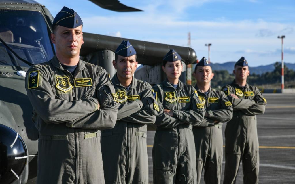 RevistaFAC's tweet photo. #TipAeronáutico
Por primera vez en la historia del equipo acrobático Arpía 51 de #AH60 de su @FuerzaAereaCol, en 2023 se sumaron dos Suboficiales mujeres de call sign Valkiria y La Flaca. Abrieron camino a nuevas generaciones y las inspiraron a cumplir sus sueños.
#RevistaFAC https://t.co/ZdXaf1vcm3