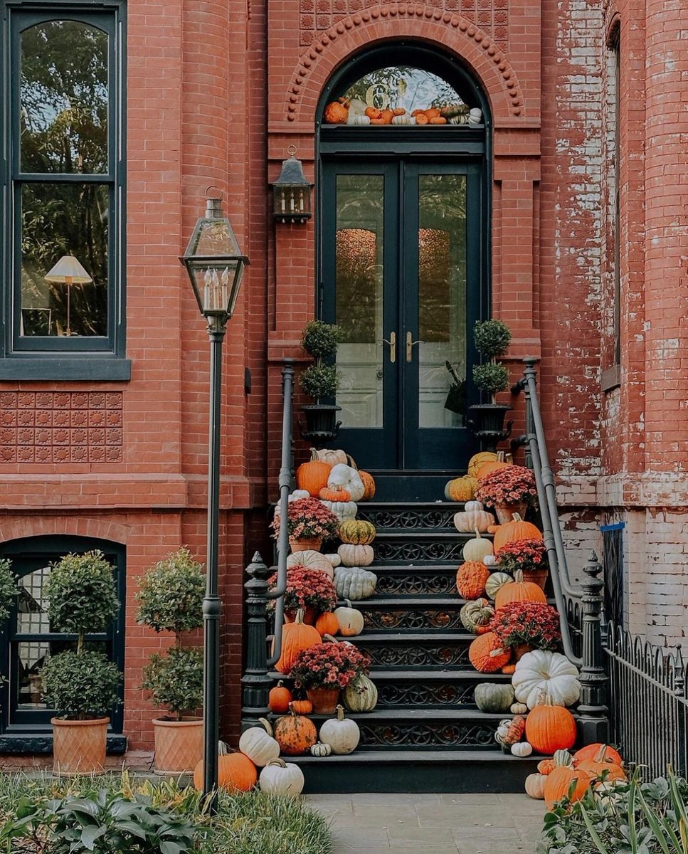 Happy Halloween, Washingtonians! 🎃

Enjoy some candy, watch a spooky movie, and get out and soak up the fun Halloween and fall decor around town.

More ways to celebrate here: washingtonian.com/tag/halloween/

📸: longwalksdc, pharipedia⁠, & coryandthecity on IG
#WashMagPhoto