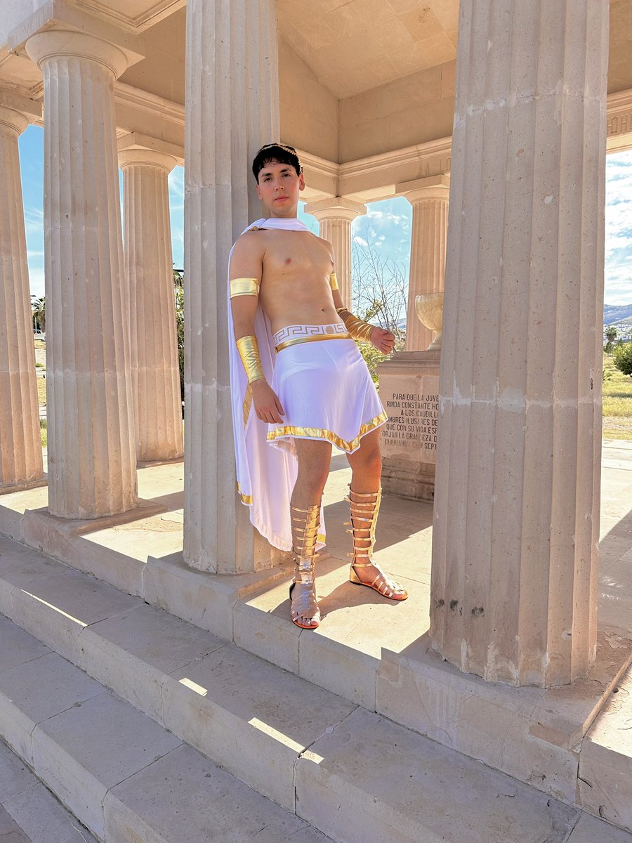 exi_sosa's tweet photo. Llegó tu Dios griego 🏛️💛 https://t.co/cUVvdLcHUU