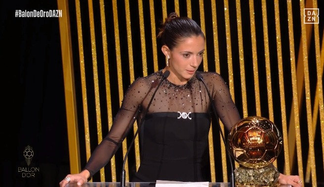 Erafutbolfem's tweet photo. 🎙️ AITANA también ha dejado un mensaje tras recibir el #BallonDor :

🗣️"Como modelo a seguir, tenemos una responsabilidad tanto dentro como fuera del campo. Deberíamos ser más que deportistas"

🗣️"Seguir liderando con el ejemplo y seguir luchando juntas por un mundo pacífico y más igualitario"