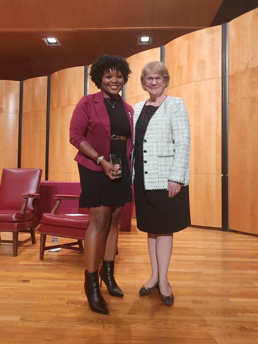 CentConfExecDir's tweet image. A quick 72 hours back home in Texas and we packed in a lot.  Alumni Awards, Homecoming festivities, TU football (selfie and a TD 🙌🏾), family/friends and a big Cowboys win. (1/2) #TrinityUAlumni #TUAlumniWeekend🐯