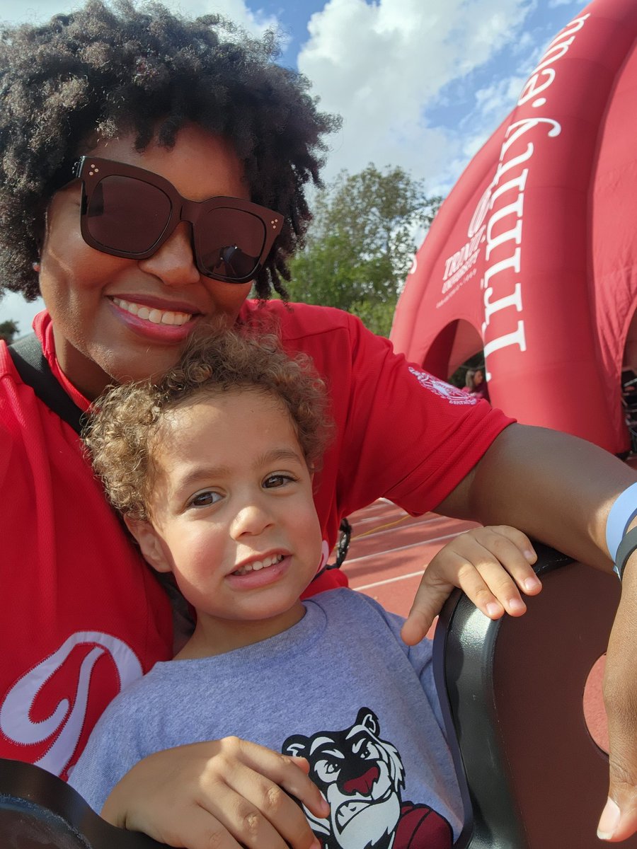 CentConfExecDir's tweet image. A quick 72 hours back home in Texas and we packed in a lot.  Alumni Awards, Homecoming festivities, TU football (selfie and a TD 🙌🏾), family/friends and a big Cowboys win. (1/2) #TrinityUAlumni #TUAlumniWeekend🐯