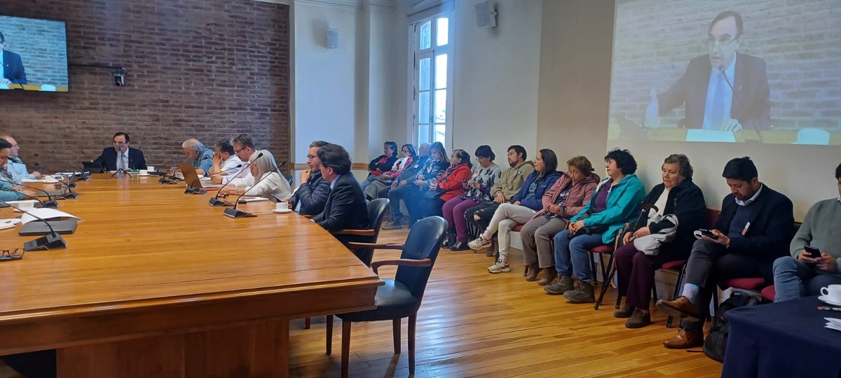 MinagriMagallan's tweet photo. Por unanimidad Goberno Regional aprueba proyecto de papas que presentó @Inia_Kampenaike y que da continuidad a uno de los programas productivos más apreciados por los y las agricultoras de la región, accediendo a semillas de papas certificadas e incrementando hectáreas sembradas. https://t.co/1AeN0tSKeU