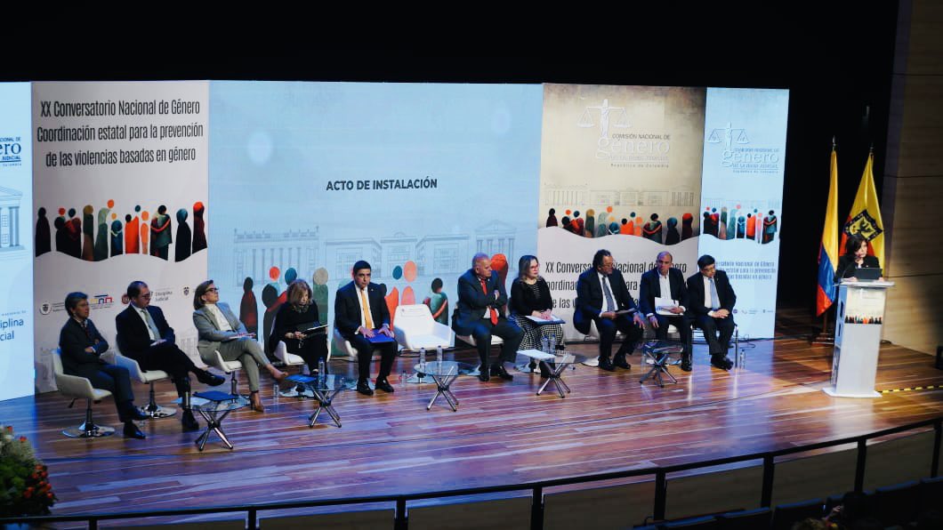 CorteSupremaJ's tweet photo. “En la lucha contra los prejuicios, el juez no se puede comportar de una manera con toga y, de otra, fuera del despacho judicial”: Pte. @CorteSupremaJ Fernando Castillo en el XX Conversatorio Nacional de Género. Siga aquí el evento ➡️ https://t.co/oXdoYO7L6L https://t.co/rCmdwrJu3I