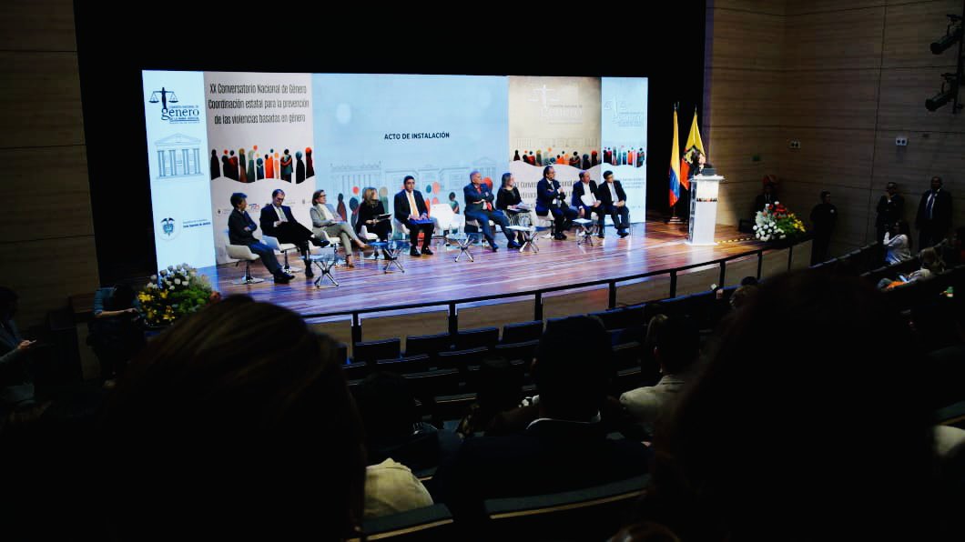 CorteSupremaJ's tweet photo. “En la lucha contra los prejuicios, el juez no se puede comportar de una manera con toga y, de otra, fuera del despacho judicial”: Pte. @CorteSupremaJ Fernando Castillo en el XX Conversatorio Nacional de Género. Siga aquí el evento ➡️ https://t.co/oXdoYO7L6L https://t.co/rCmdwrJu3I