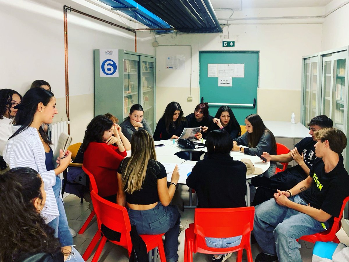 Come immaginiamo la città e gli spazi pubblici del futuro? Abbiamo provato a rispondere a questa domanda insieme a 120 ragazze e ragazzi che studiano ai Licei Volta-Fellini e all’Istituto Savioli coinvolti in SUPERR, la Scuola di Urbanistica PartEcipata per Ragazze e Ragazzi.