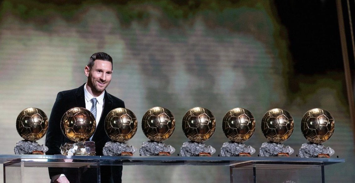 Benayadachraf's tweet photo. 🚨🚨🚨🚨 👑👑👑👑👑👑👑👑 ليونيل ميسي يتوج رسميا بالكرة الذهبية للمرة الثامنة في مسيرته. التاريخ يتحدى التاريخ… 🥇🎖️ OCTAVO BALÓN DE ORO DE LEO MESSI. LEYENDA IRREPETIBLE🥇🎖️#ballondor https://t.co/zqopS4Opgl