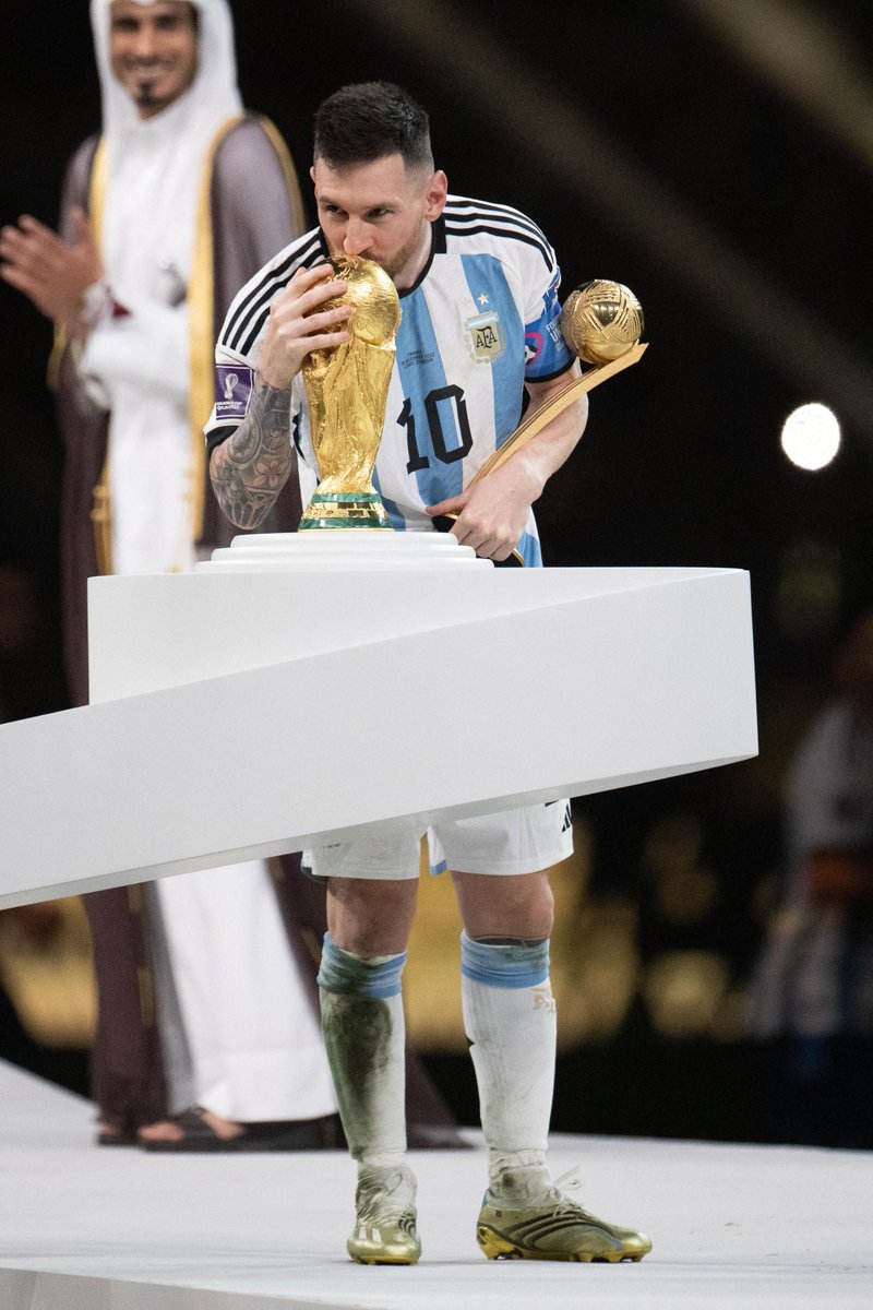 🚨 LIONEL MESSI WINS HIS EIGHTH BALLON D'OR

The greatest of all time. 🐐