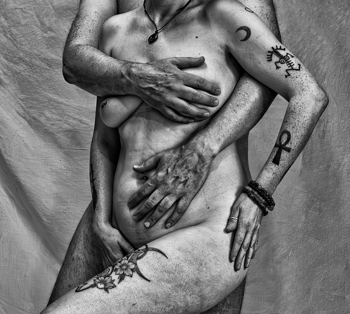 baldtreehugger's tweet photo. Happy Halloweens eve 🎃 🍂 
https://t.co/Gd1nmxV45r #bald #Halloween2023 #Halloween #blackandwhitephoto #nude #model #artnude #devil #tattoos #lifemodels https://t.co/esHj4KN4qg