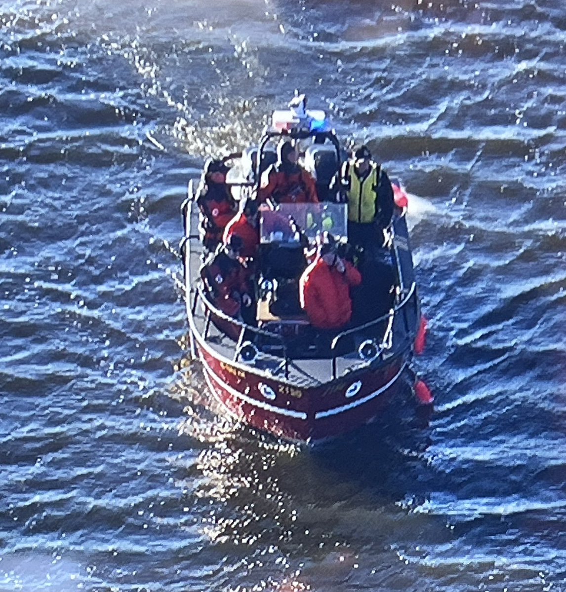 KrisHabermehl's tweet photo. Search efforts continue on Fourth Lake near Lake Villa after a duck hunter went missing. Dive team boats from several departments are out on the lake &amp; checking duck blinds for any sign of the man after his boat &amp; property were found, but not him. More at https://t.co/HRZ1ffNN6q https://t.co/x4Q7w9EKPc