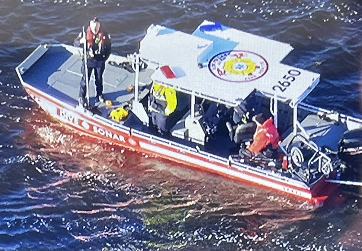 KrisHabermehl's tweet photo. Search efforts continue on Fourth Lake near Lake Villa after a duck hunter went missing. Dive team boats from several departments are out on the lake &amp; checking duck blinds for any sign of the man after his boat &amp; property were found, but not him. More at https://t.co/HRZ1ffNN6q https://t.co/x4Q7w9EKPc