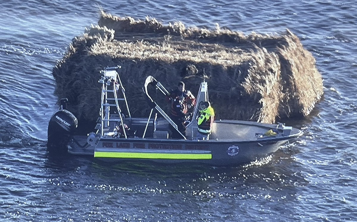 KrisHabermehl's tweet photo. Search efforts continue on Fourth Lake near Lake Villa after a duck hunter went missing. Dive team boats from several departments are out on the lake &amp; checking duck blinds for any sign of the man after his boat &amp; property were found, but not him. More at https://t.co/HRZ1ffNN6q https://t.co/x4Q7w9EKPc