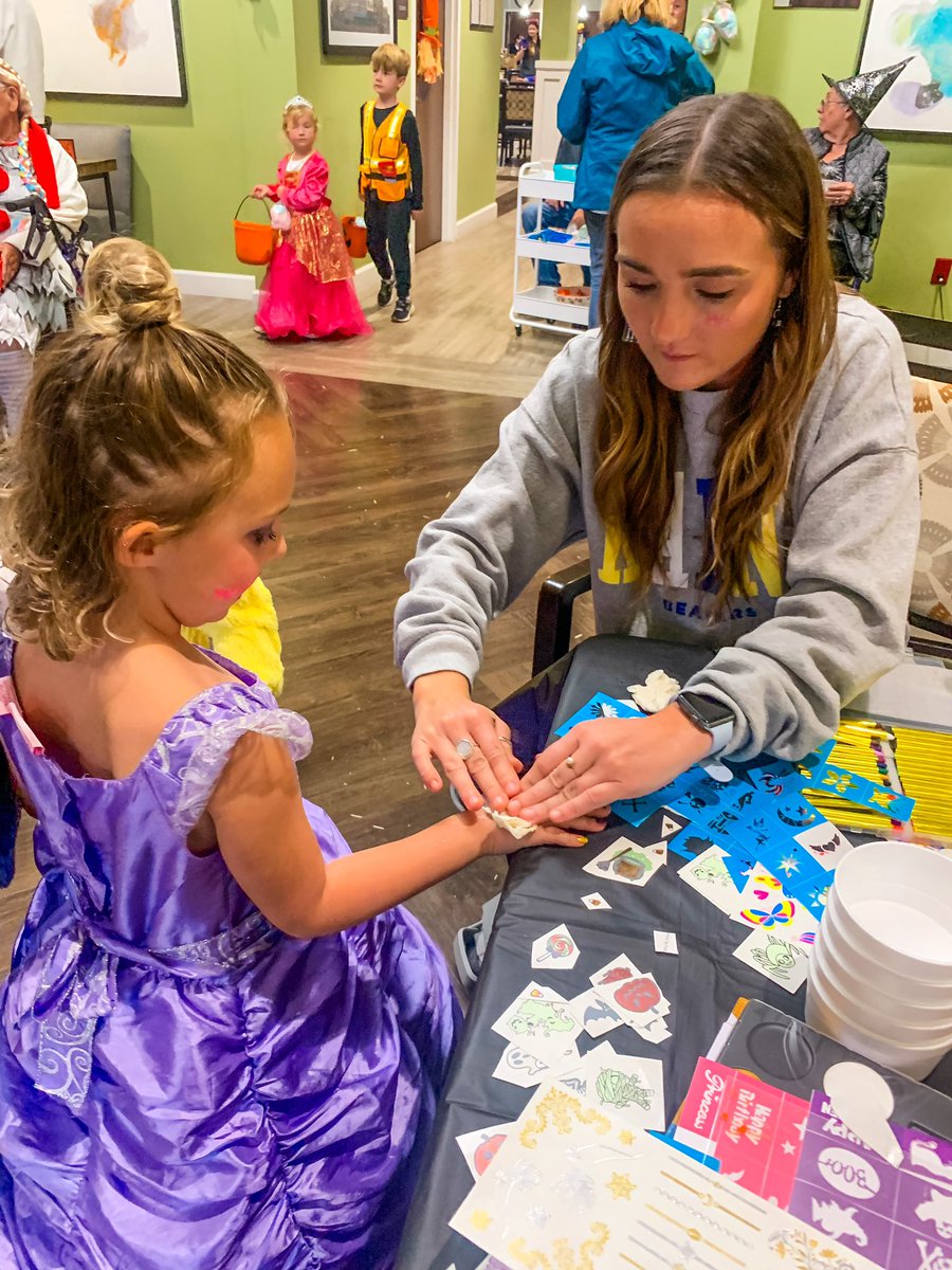 Some of your Lady Beavers volunteering tonight at Pinnacle Assisted Living’s trunk-or-treat! We are having a fun time face painting and handing out candy! 💙⚽️🎃