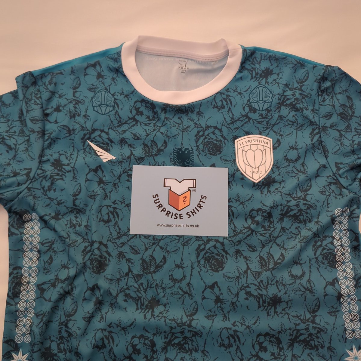 cliveraines's tweet image. This absolute Beaut arrived today courtesy of a @SurpriseShirts giveaway @FC_Prishtina 

HUGE thanks guys #loveit #freebie #Giveaways
