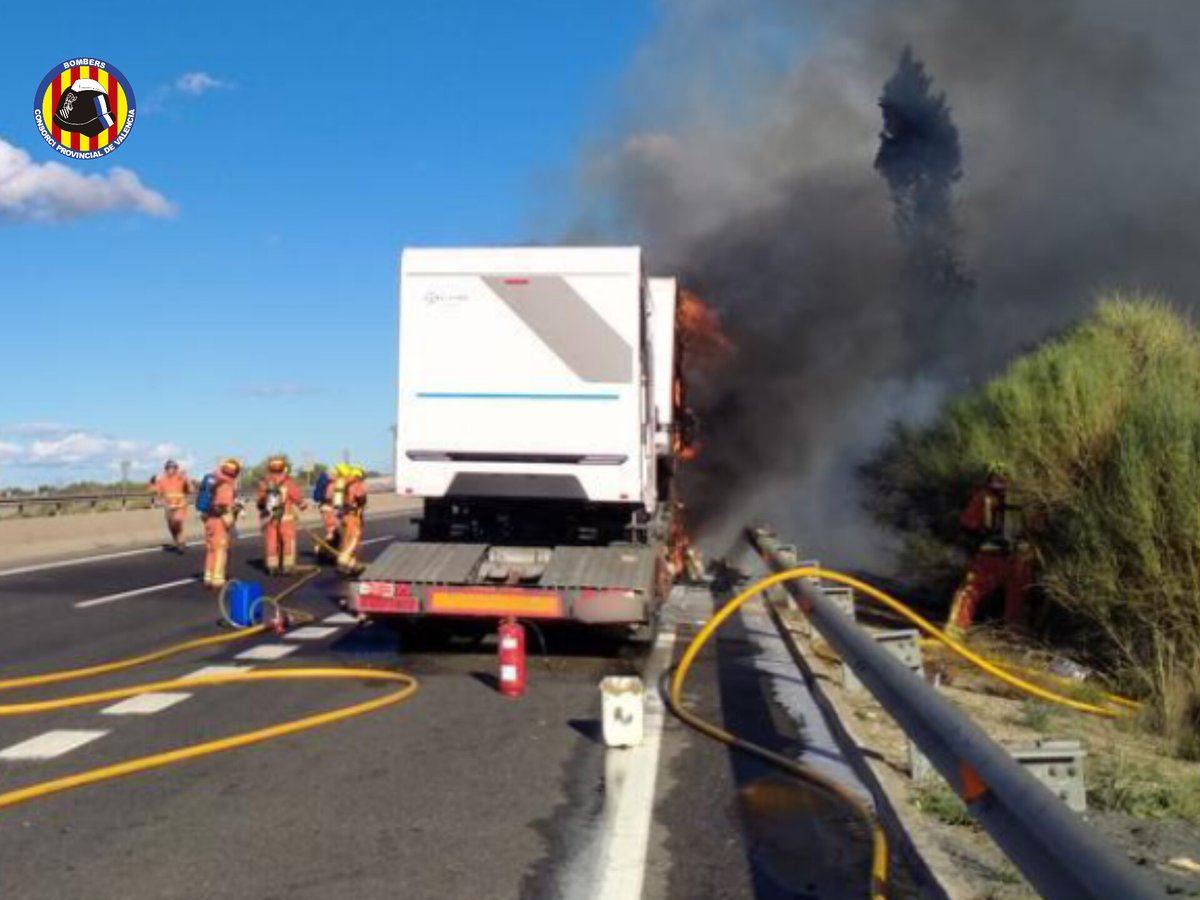 BombersValencia's tweet photo. 📸 Intervenció @BombersValencia en 1 incendi de camió q transportava autocaravanes en A-3, que ha generat un #IFChiva. 

🚒Han actuat 3 dotacions #bombers Paterna, Requena i Chiva, sergent Paterna, coordinador forestal,  i 2 unitats @GVAbforestals. Ja extingit https://t.co/5RmEiBh4tt