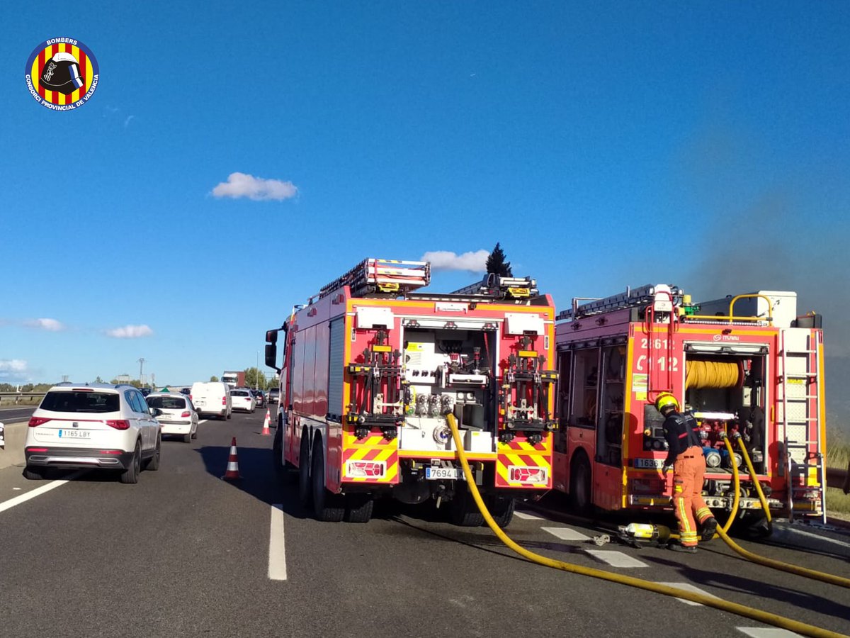 BombersValencia's tweet photo. 📸 Intervenció @BombersValencia en 1 incendi de camió q transportava autocaravanes en A-3, que ha generat un #IFChiva. 

🚒Han actuat 3 dotacions #bombers Paterna, Requena i Chiva, sergent Paterna, coordinador forestal,  i 2 unitats @GVAbforestals. Ja extingit https://t.co/5RmEiBh4tt