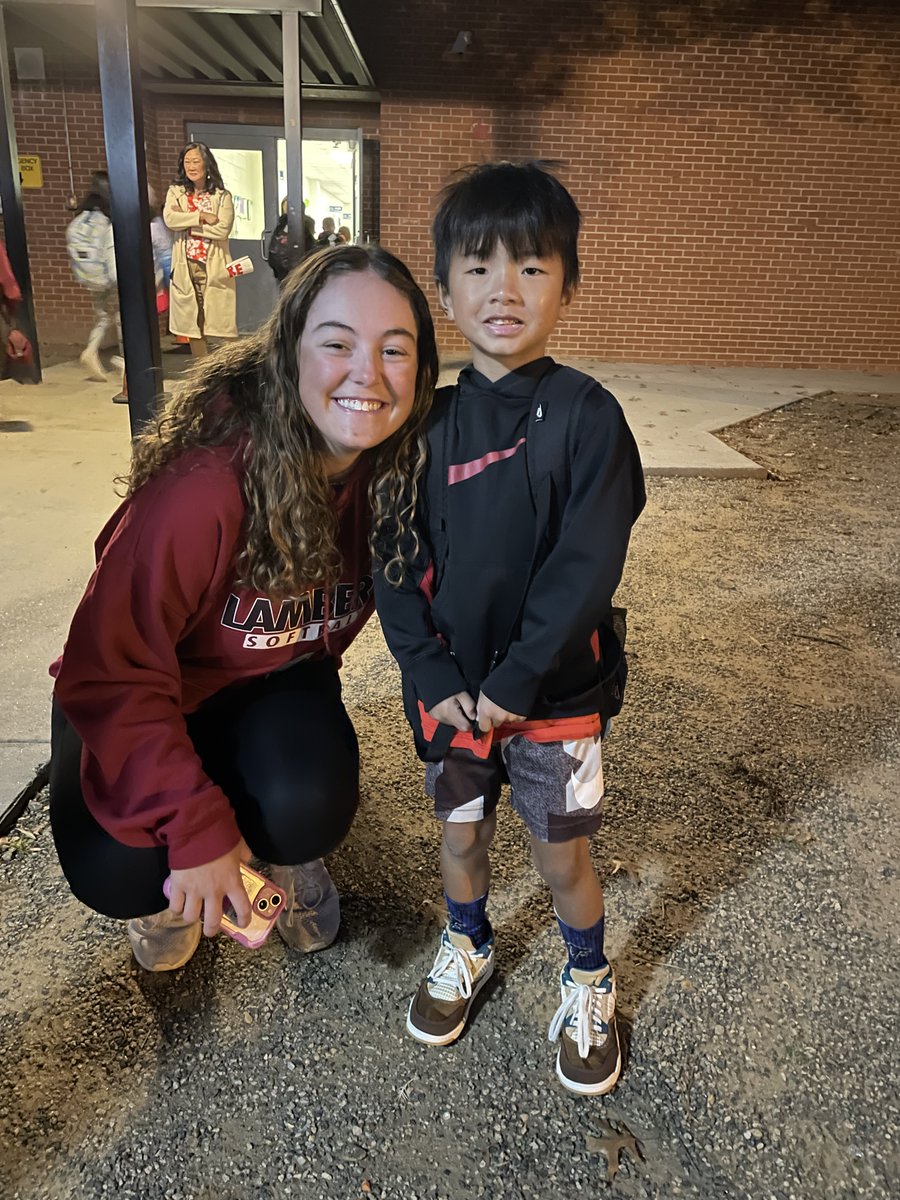 settlesbridge's tweet photo. Shout out our @LambertHS  student athletes who volunteered their time last week to serve our Stars! They came to help in car line, read , and work with small groups in the hallway. The Longhorns are setting a great example for how to "build bridges" in the community! Hook Em'! https://t.co/Yp30uKQC9K