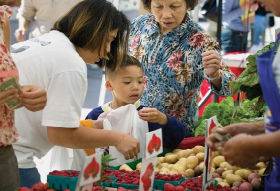 AlamedaUc's tweet photo. Does fresh fruit cost more?
The average cost of a serving of a fruit or vegetable is just 25 cents.

¿Crees que la fruta fresca cuesta más?
El costo promedio de una porción de fruta o verdura es de solo 25 centavos.

#smartsnack #CalFreshHealthyLiving @ACHeatlhyLiving https://t.co/nZnF4bPK0i