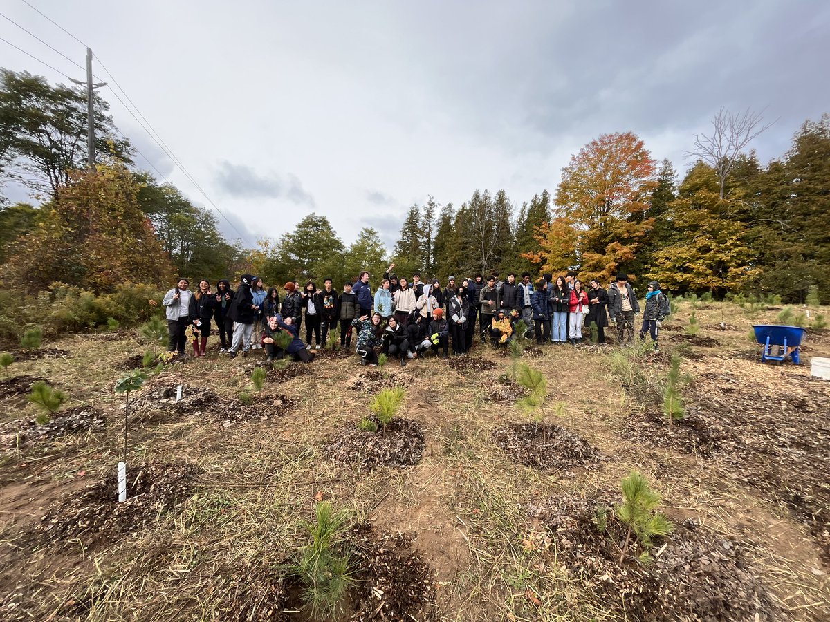 BHSSEco_Garden's tweet photo. A few weeks ago students from the ECO club @BillHogarthSS helped organize a tree planting event that was hosted by @10ktrees. As a group of 47 students we planted about 170 trees. #treeplanting #citizenship @MrCNikolovski https://t.co/Op1nx2dHwF