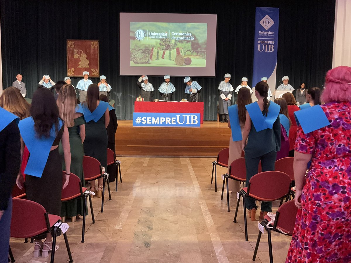 UIBuniversitat's tweet photo. #GraduacionsUIB 🎓 Dona’m el sus a la cerimònia de graduació d' @EducacioUIB II de la promoció 2022-23! #SempreUIB. 125 estudiants i familiars omplen la sala d'actes on té lloc l'acte solemne. https://t.co/a1d8FpWLtD