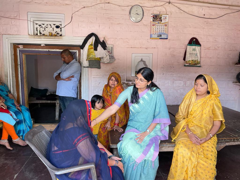 AnupriyaSPatel's tweet photo. ग्रामसभा-बघई, विकासखंड-लालगंज, विधानसभा-छानबे,जनपद-मीरजापुर निवासी श्री रामकुबेर त्रिपाठी के सुपुत्र स्व. प्रमोद कुमार त्रिपाठी के दुःखद निधन पर परिवारजनों से मिलकर शोक संवेदना व���यक्त की। https://t.co/sPwQF3hzNa