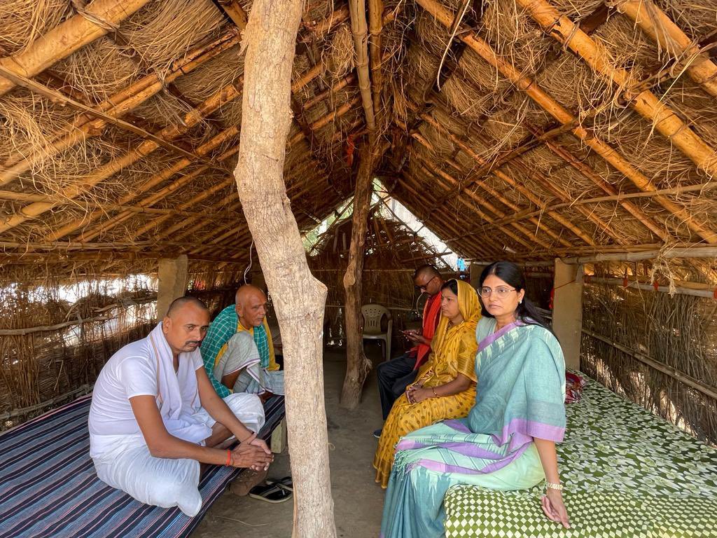 AnupriyaSPatel's tweet photo. ग्रामसभा-बघई, विकासखंड-लालगंज, विधानसभा-छानबे,जनपद-मीरजापुर निवासी श्री रामकुबेर त्रिपाठी के सुपुत्र स्व. प्रमोद कुमार त्रिपाठी के दुःखद निधन पर परिवारजनों से मिलकर शोक संवेदना व���यक्त की। https://t.co/sPwQF3hzNa