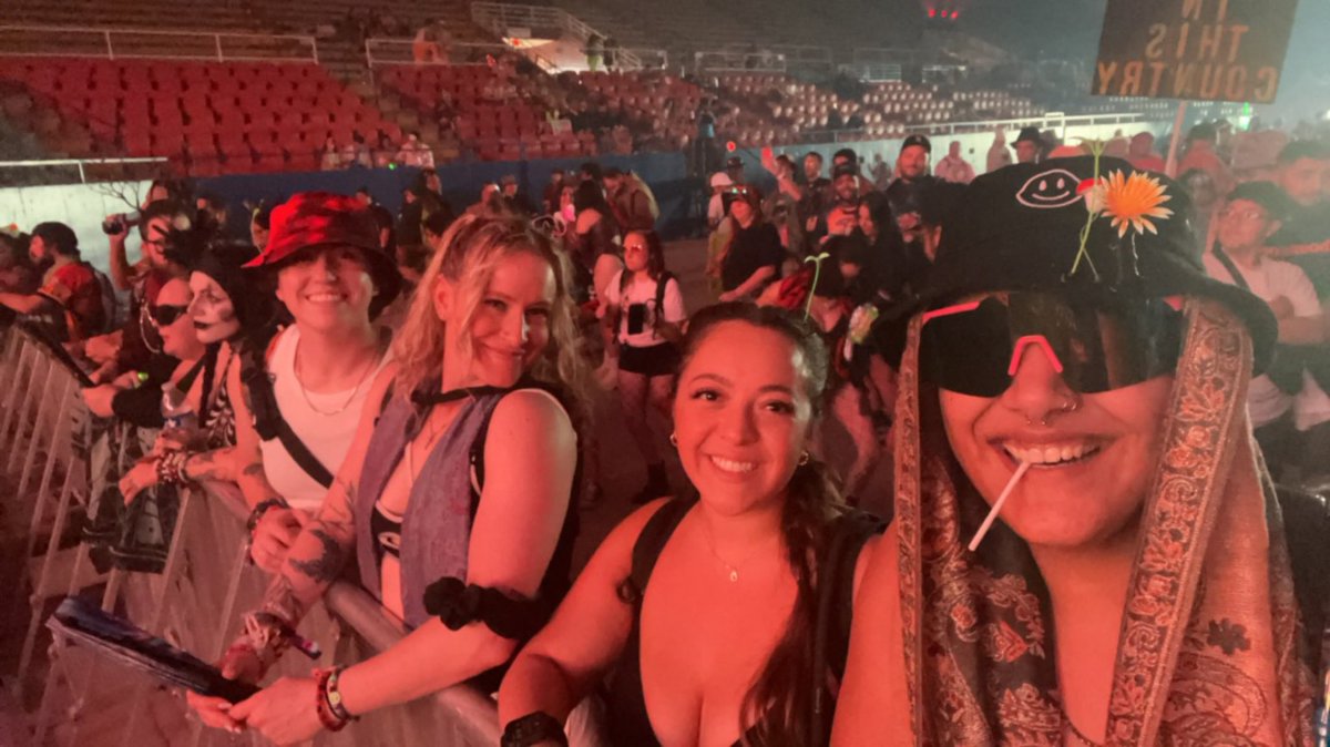 ProbablyMaui's tweet photo. best hallobender ever @FreakyDeakyTX https://t.co/AJpUM4sFPt