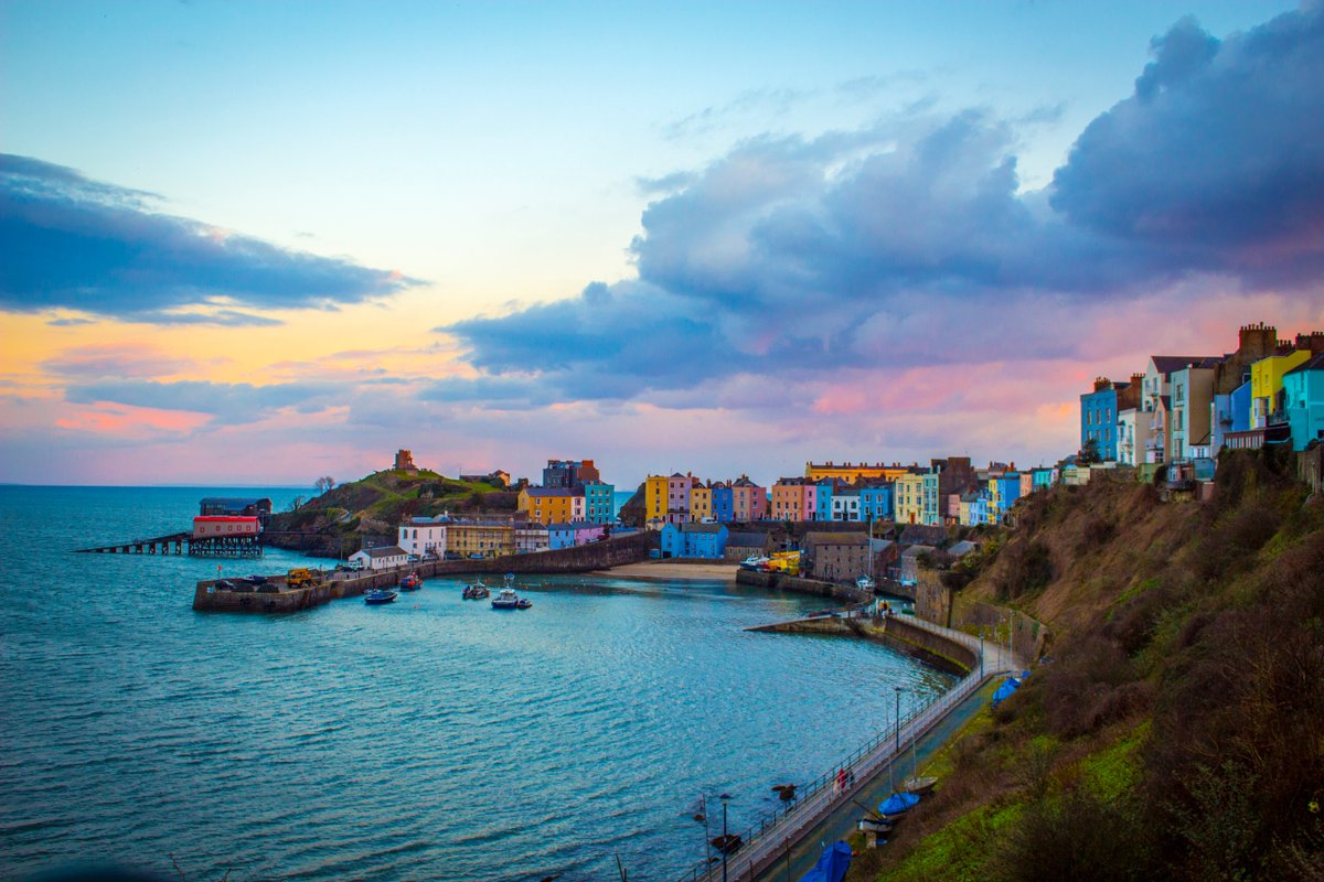 DauntlessBoats's tweet photo. Tenby, the home of colourful houses, gorgeous sailing spots, and delicious food! 

#DauntlessBoatyard #BoatTransport #SailLife #BoatWork #SailingLife #Holidays #BoatHolidays #BoatHomes #Marina #Sailing #OceanHolidays #SunandSailing #SetSail #EnglandCoast #EnglishCoast https://t.co/yZiRdPVWZW