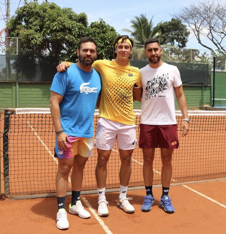 Equipo completo.
El ecuatoriano <a href="/alvaroguillen03/">Álvaro Guillén</a> junto a su PF Federico Buerruezo y su coach <a href="/arguellitooo/">Facu arguello</a> ambos argentinos, previo a su entrenamiento de hoy.
Debuta mañana ante austríaco Neumayer.
📸 <a href="/challengye05/">Challenger de Guayaquil</a>