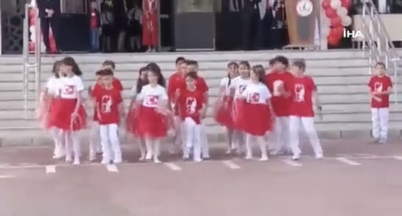 Binlerce kez “Kapsayıcı Eğitim” seminerleri de versek, “Her Çocuk Özeldir” söylemini okulların her yanına da assak,mülakat da getirsek,böyle tabloların önüne geçemeyeceğiz sanırım. 

Ne demişti Kant: “Vicdan,insanın içindeki en büyük yasadır.”.

Adeta o güzel çocuk