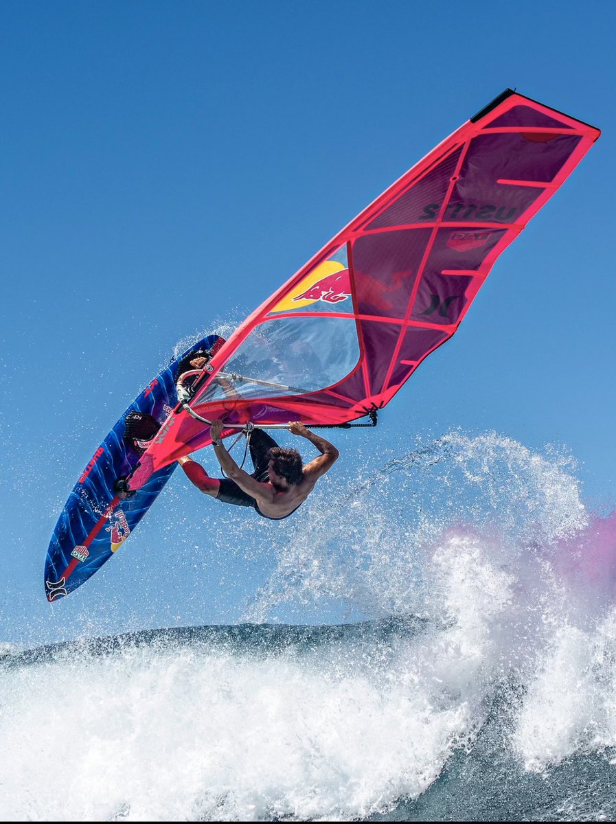 Feels so good to compete again in Windsurfing. I made it to Semi Finals in this years #AlohaClassic. Conditions were definitely tricky with very light winds. The waves however were super fun. Congrats to the finalists and winners!