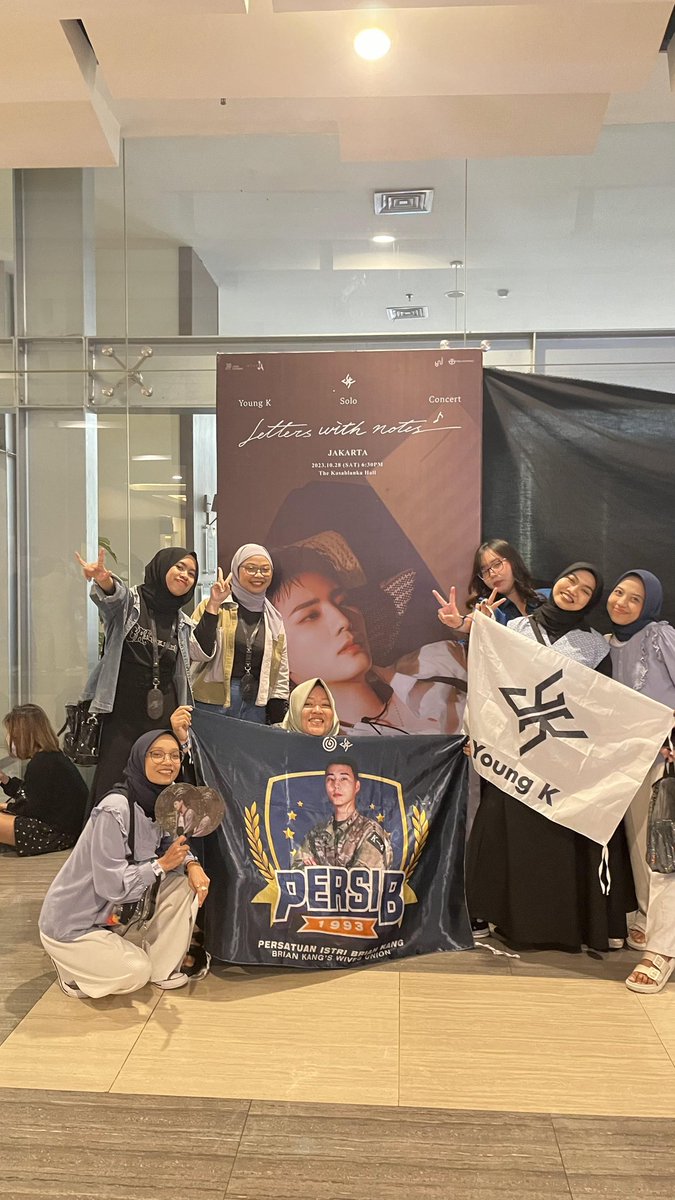 giantssix's tweet photo. udah pasti salah satu agenda yang gak kalah penting dari nontonkonser tuh ya ketemu mereka @97harudeul 

love yall! @springx97 @baebyongie @pawangsanie @gewdgracious @ddalgii_ @geunaya @pirihage https://t.co/uJ6b5BWBHu