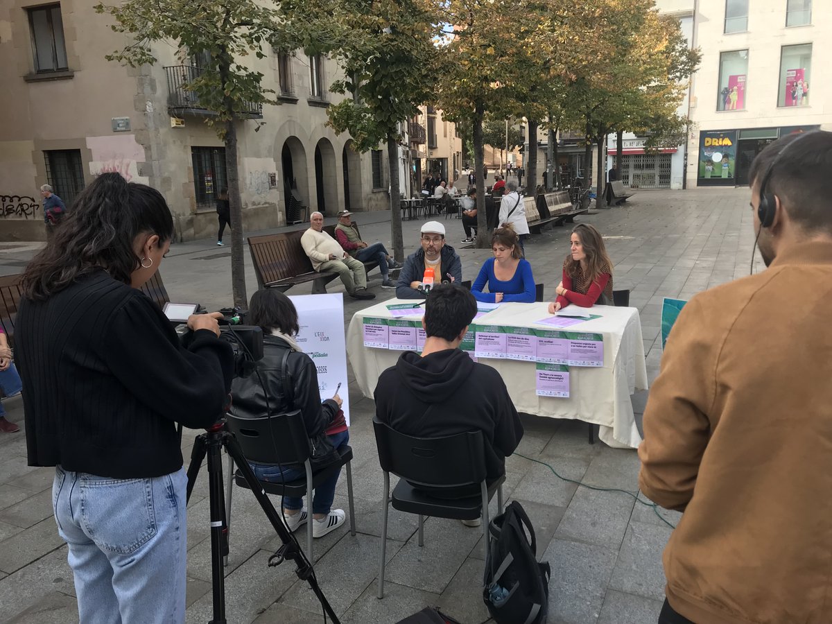 ateneucoopvor's tweet photo. 🍃 Avui hem presentat la 6a edició de la #FESSGra en una roda de premsa en què han participat en Josep Canudas (@fessgra), la Maria Garcia (tècnica de l'Ateneu) i l'Anna Maimir (@GEMEC_coop i @eixidacultura).

👉🏾 https://t.co/Lfu0TQsshZ https://t.co/QjLNjXSaPl