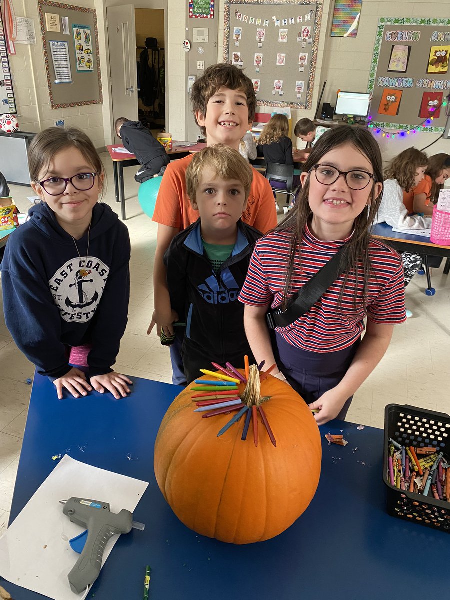 MmeCyyt's tweet photo. Science experiment with our giant pumpkin today 🌈 https://t.co/u4WTL24PmF
